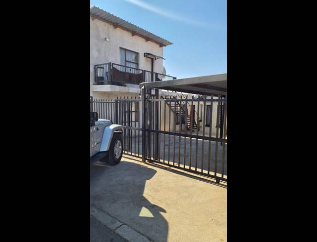 8 BEDROOM HOUSE FOR SALE IN OLIEVENHOUTBOSCH